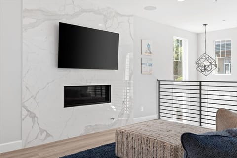 Smart TV, fireplace