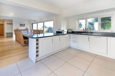 Kitchen / dining area
