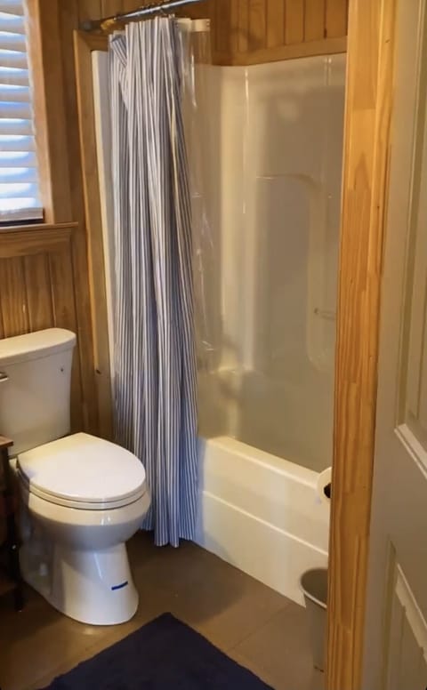 Combined shower/tub, towels, soap, toilet paper