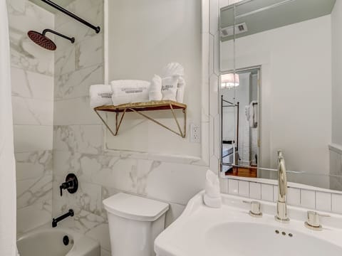 Combined shower/tub, hair dryer, towels