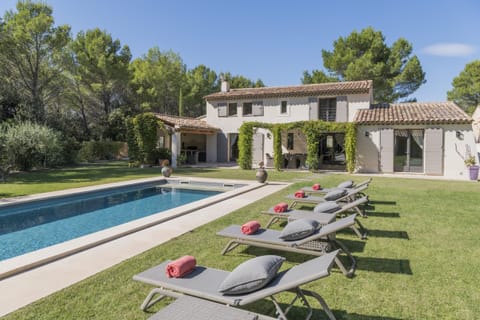 LOURMARIN vacation rental, Provençal bastide for rent with comfortable pool for 10 people. Online reservation with Plaisirs & Maisons de Provence