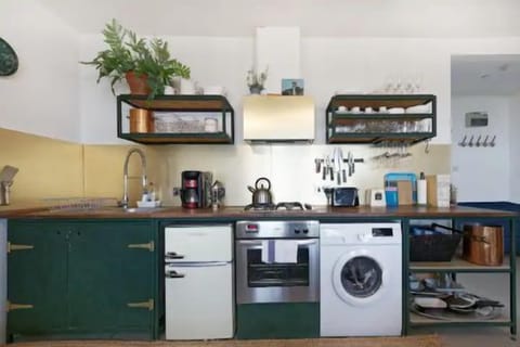 Fridge, oven, stovetop, coffee/tea maker