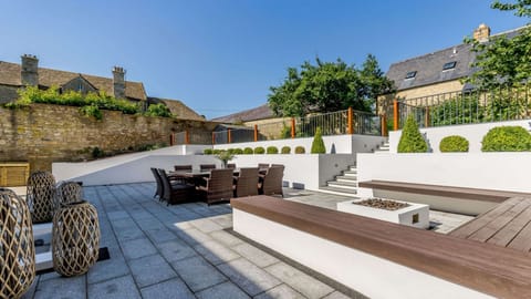 Shaven Cottage Outdoor Dining Area - StayCotswold