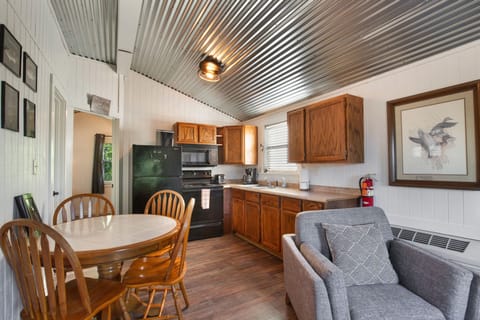Cabins A+B: Full kitchen + Utensils & *Toaster *Drip Coffee *Ice Maker