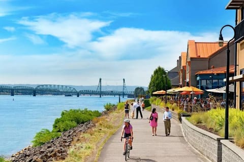 Walk along the Waterfront Renaissance Trail for beautiful views of the Columbia River and waterfront dining.