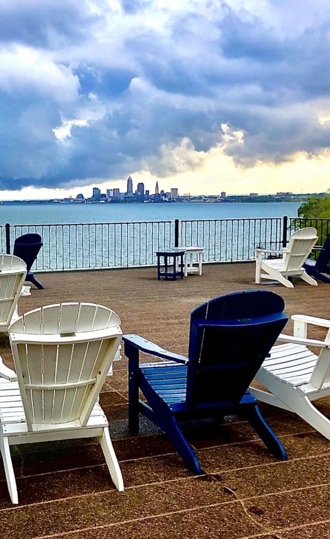Walk to Pier W--amazing food, cityscape & Lake Erie views, live piano everyday