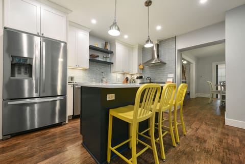 Private kitchen | Fridge, microwave, oven, stovetop