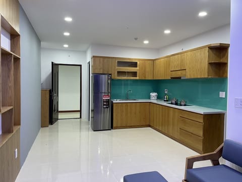 Fridge, oven, electric kettle, dining tables