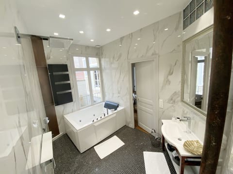 Shower, jetted tub, hair dryer, towels