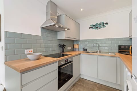 Sea Views from Balcony, Short Walk to Beach, Parking