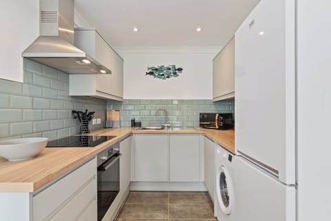 Sea Views from Balcony, Short Walk to Beach, Parking