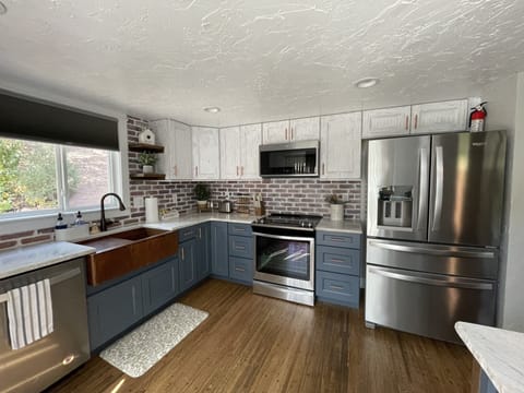 Fully equipped kitchen with new appliances