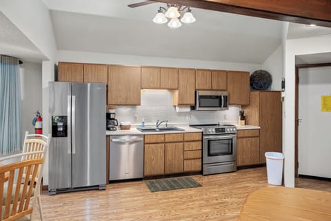 Full-size fridge, microwave, oven, stovetop