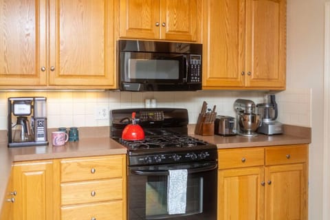 Fridge, oven, stovetop, coffee/tea maker