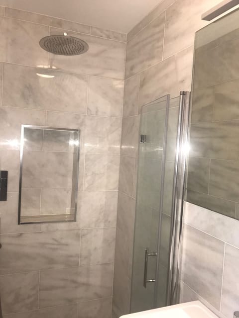 Combined shower/tub, hair dryer, towels