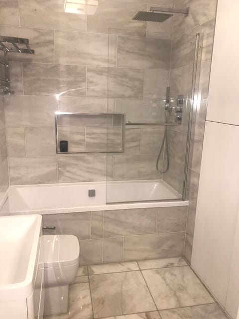 Combined shower/tub, hair dryer, towels