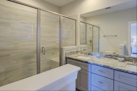 Combined shower/tub, towels