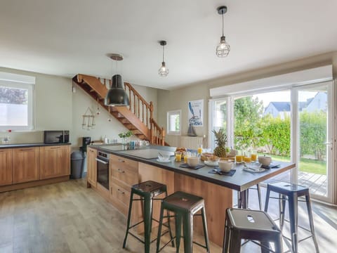 Cabinetry, Countertop, Property, Furniture, Window, Kitchen, Table, Wood, Interior Design, Wood Stain