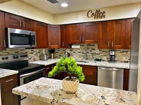 Private kitchen | Fridge, microwave, oven, stovetop