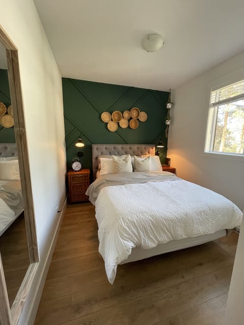 Queen size bed, brand new mattress medium firm with cooling gel, 680 TC sheets