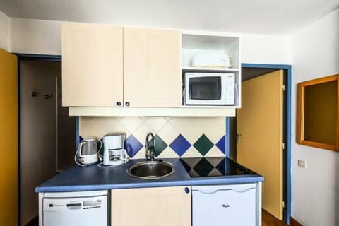 Fridge, cookware/dishes/utensils