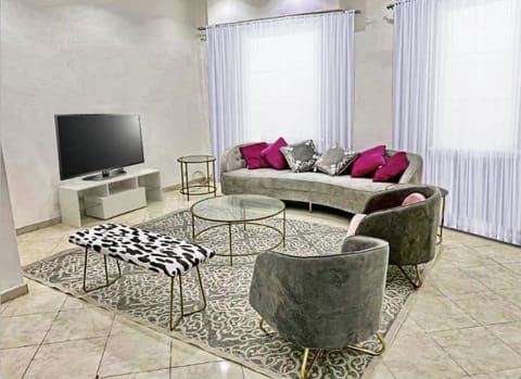 Modern living room with wifi, plasma TV and Air conditioning,


Salon moderne