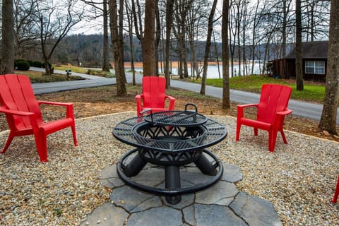 Fire pit with cooking grill