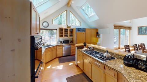 Fridge, oven, stovetop, coffee/tea maker