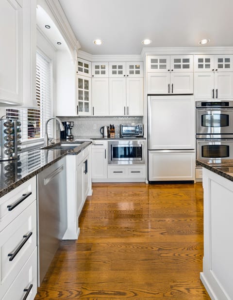 Large Gourmet chef's kitchen with double oven.