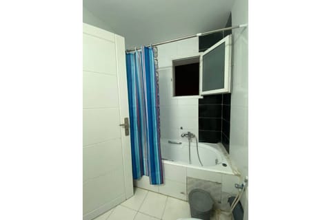 Combined shower/tub, towels