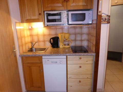 Fridge, oven, dishwasher, coffee/tea maker