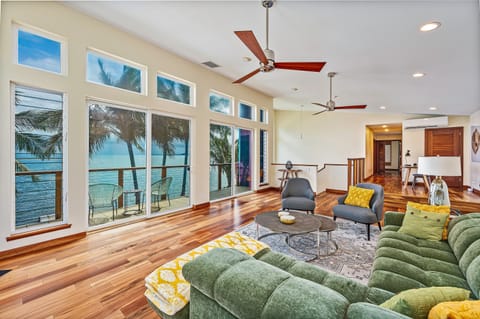 Second story living room with spectacular ocean view - Second story living room with spectacular ocean view