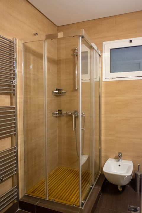 Combined shower/tub, hair dryer, bidet, towels