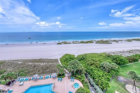 Scaping beachfront views of Sand Key Beach and the Beachfront Po - Enjoy the best views of Sand Key Beach from the 9th floor balcony!