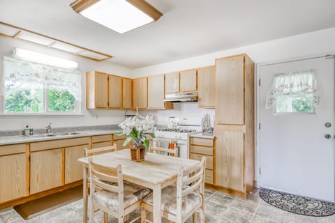 Fridge, oven, stovetop, coffee/tea maker