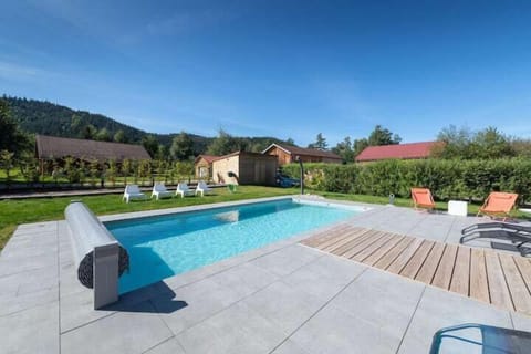 e9803c16-5a5f-4b61-9909-bcff3b6f449f