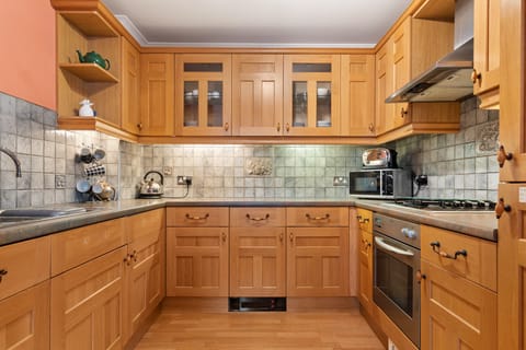 Lovely Apartment, Close to Beaches, Harbour and Town Centre