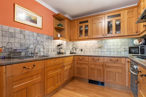 Lovely Apartment, Close to Beaches, Harbour and Town Centre