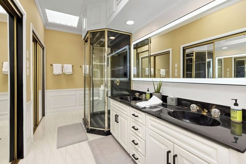 Combined shower/tub, jetted tub, hair dryer, towels