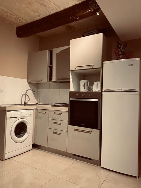 Fridge, oven, stovetop, coffee/tea maker