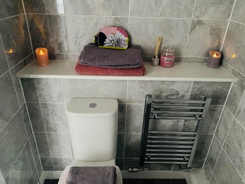 Combined shower/tub, hair dryer, towels