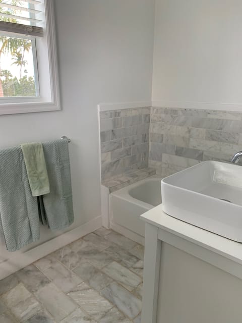 Combined shower/tub, towels, toilet paper