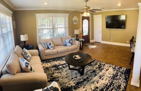 Living area | Smart TV, DVD player, table tennis