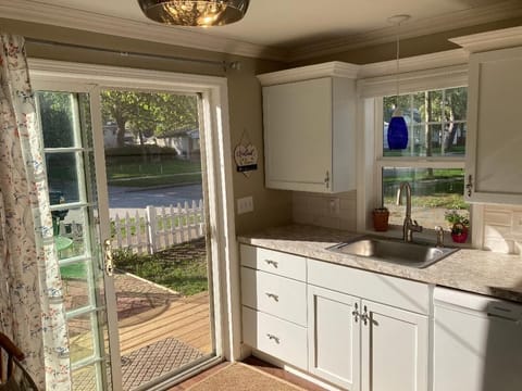 EXECUTIVE SUITE, KITCHEN, BATH, LAUNDRY, & DIRECT TV House in Detroit