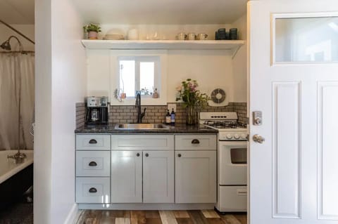 Fridge, oven, stovetop, coffee/tea maker