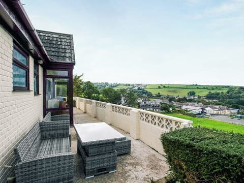 Sitting-out-area | Frondeg, Aberaeron