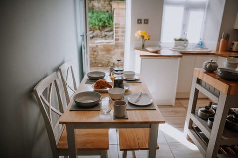 Dining area for upto 5 people.  Underfloor heating