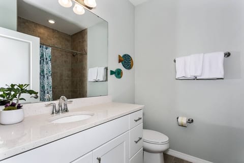 Combined shower/tub, hair dryer, towels