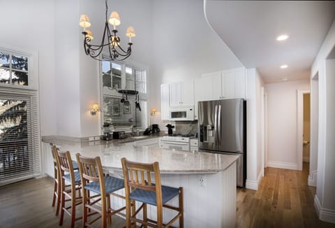 Kitchen with bar - Open counter space with dining bar
