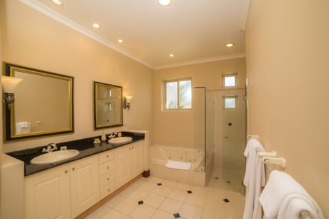 Combined shower/tub, hair dryer, towels